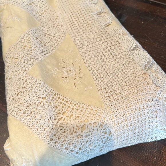 Vintage Crochet table cloth or coverlet - Picture 14 of 14